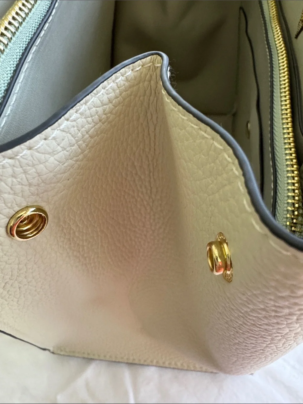 Vanessa Williams V-Logo Cream Tote Bag with Matching Zip Wallet. 11”x9”x6”